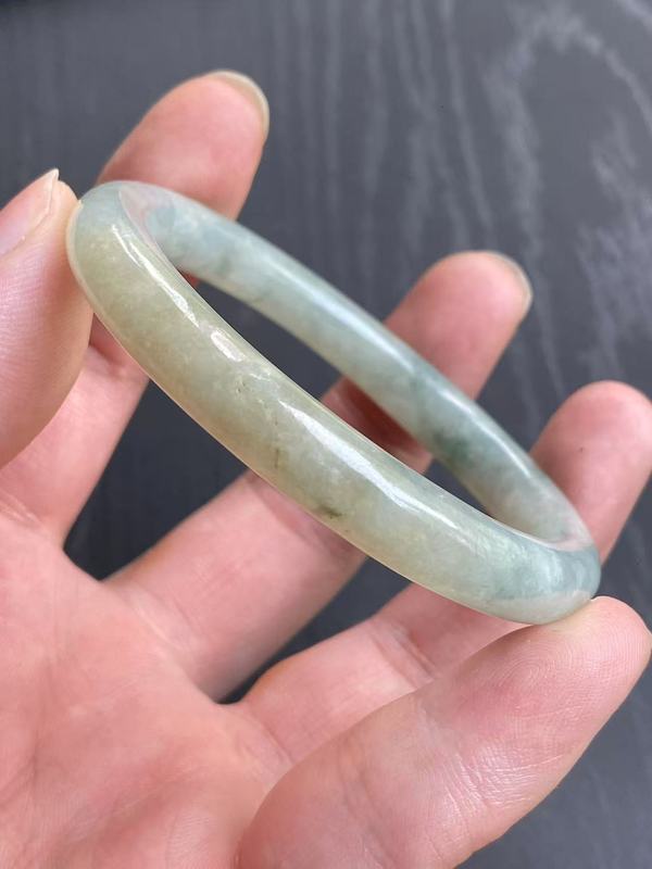 古玩玉器清代淺黃翡飄藍花天然翡翠手鐲拍賣，當前價格13000元