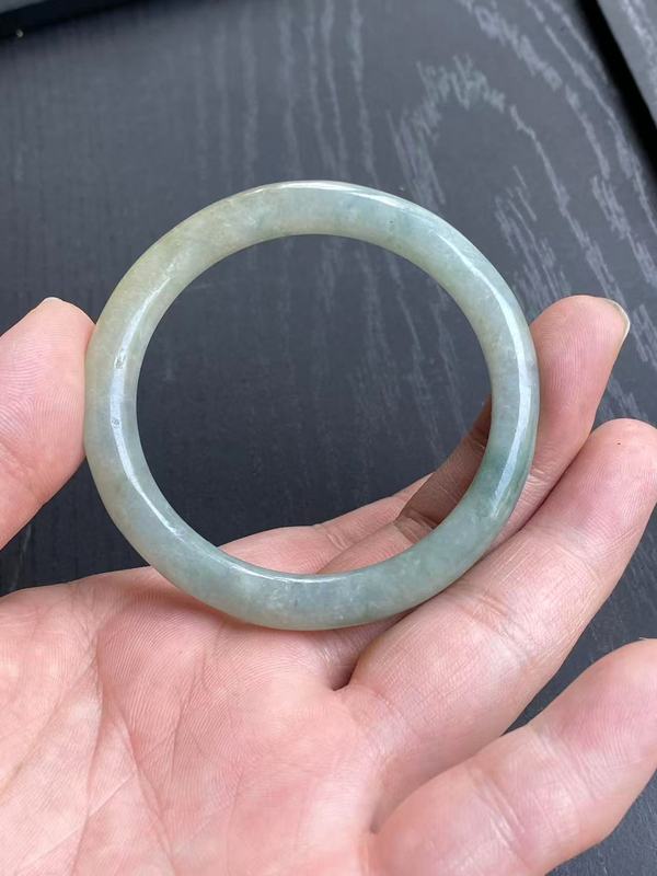 古玩玉器清代淺黃翡飄藍花天然翡翠手鐲拍賣，當前價格13000元