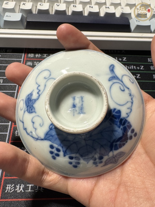 古玩陶瓷青花葡萄紋蓋碗真品鑒賞圖