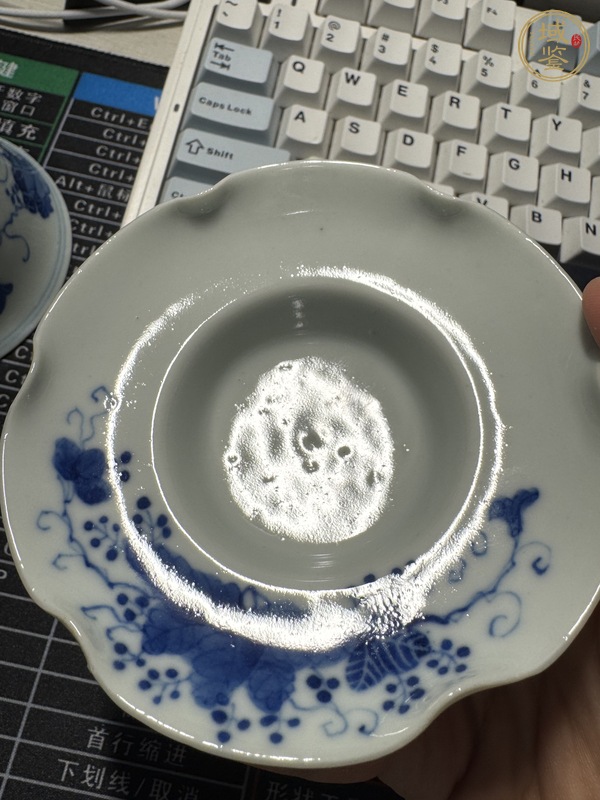 古玩陶瓷青花葡萄紋蓋碗真品鑒賞圖