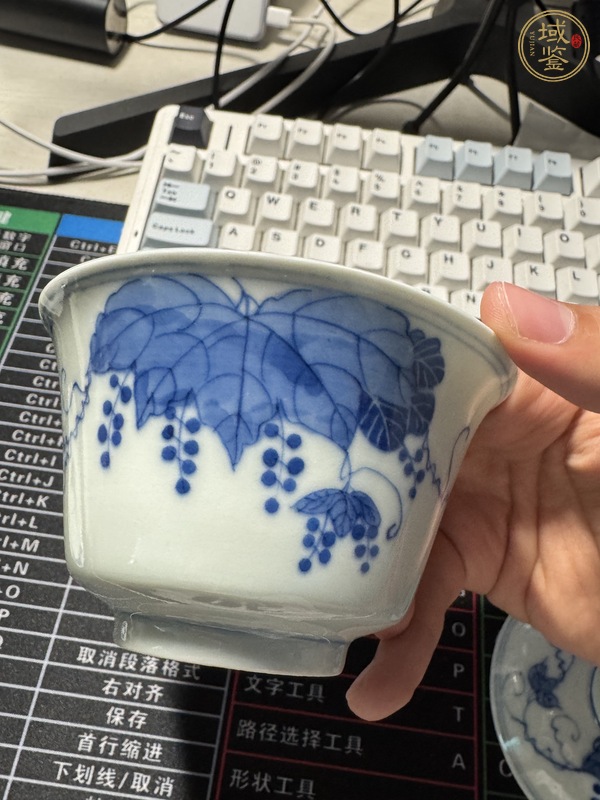 古玩陶瓷青花葡萄紋蓋碗真品鑒賞圖