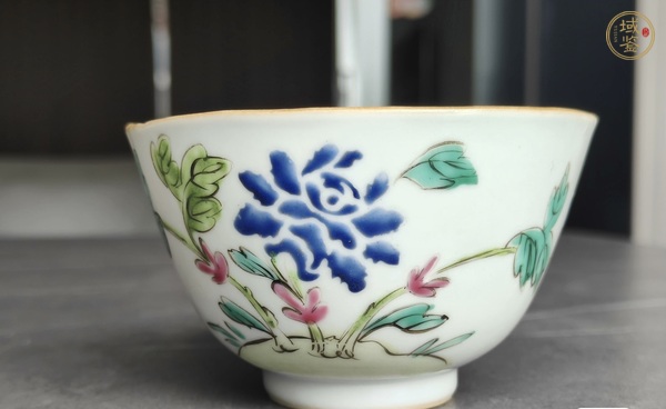 古玩陶瓷粉彩花卉紋花口碗真品鑒賞圖