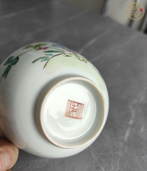 古玩陶瓷粉彩花卉紋花口碗真品鑒賞圖