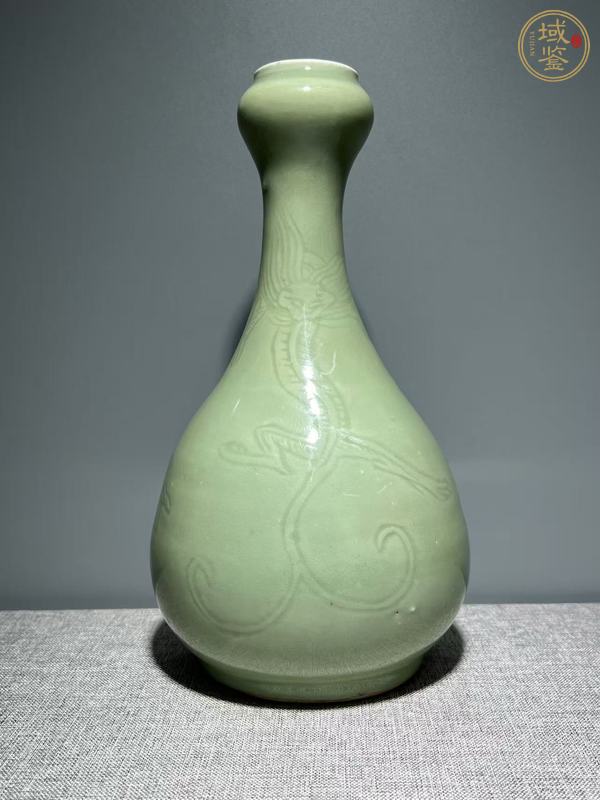 古玩陶瓷豆青釉暗刻龍紋蒜頭瓶真品鑒賞圖