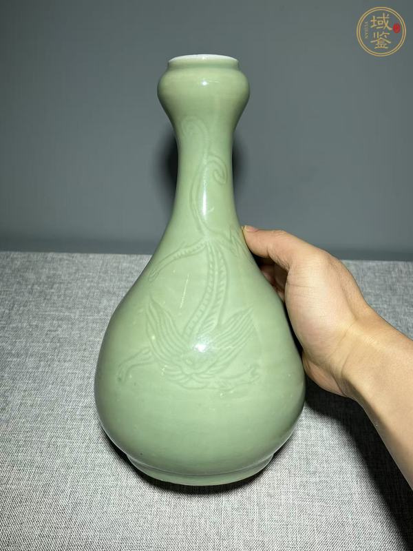 古玩陶瓷豆青釉暗刻龍紋蒜頭瓶真品鑒賞圖
