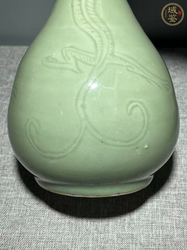 古玩陶瓷豆青釉暗刻龍紋蒜頭瓶真品鑒賞圖