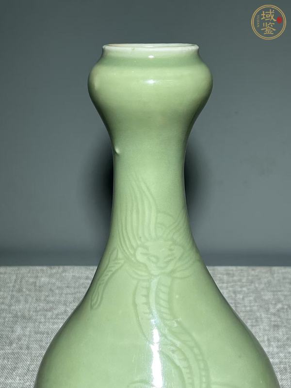 古玩陶瓷豆青釉暗刻龍紋蒜頭瓶真品鑒賞圖