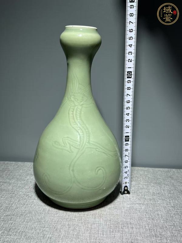 古玩陶瓷豆青釉暗刻龍紋蒜頭瓶真品鑒賞圖