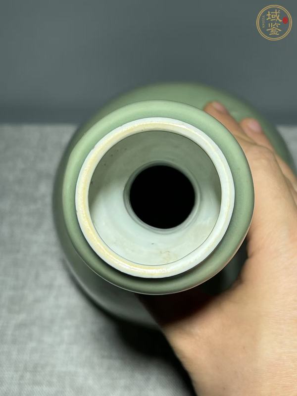 古玩陶瓷豆青釉暗刻龍紋蒜頭瓶真品鑒賞圖