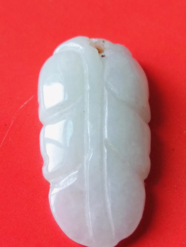古玩轉(zhuǎn)賣天然翡翠雕“金枝玉葉”掛件拍賣,當(dāng)前價(jià)格580元
