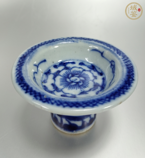 古玩陶瓷青花淡描花卉紋高足盤真品鑒賞圖