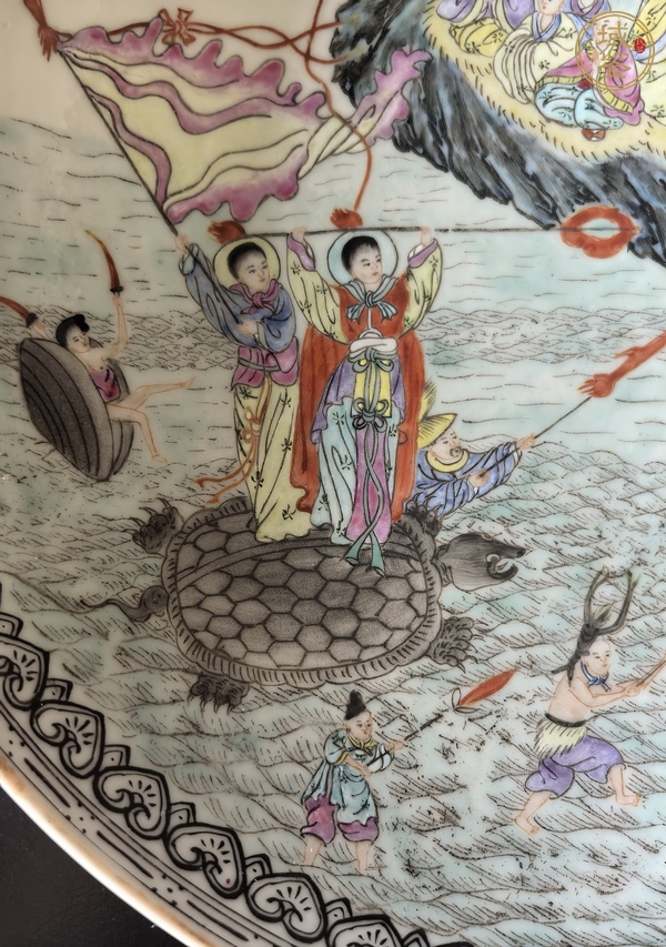 古玩陶瓷雙圈足人物紋粉彩盤真品鑒賞圖
