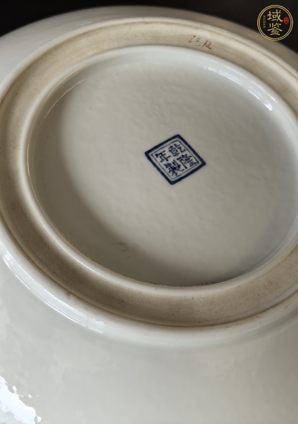 古玩陶瓷雙圈足人物紋粉彩盤真品鑒賞圖