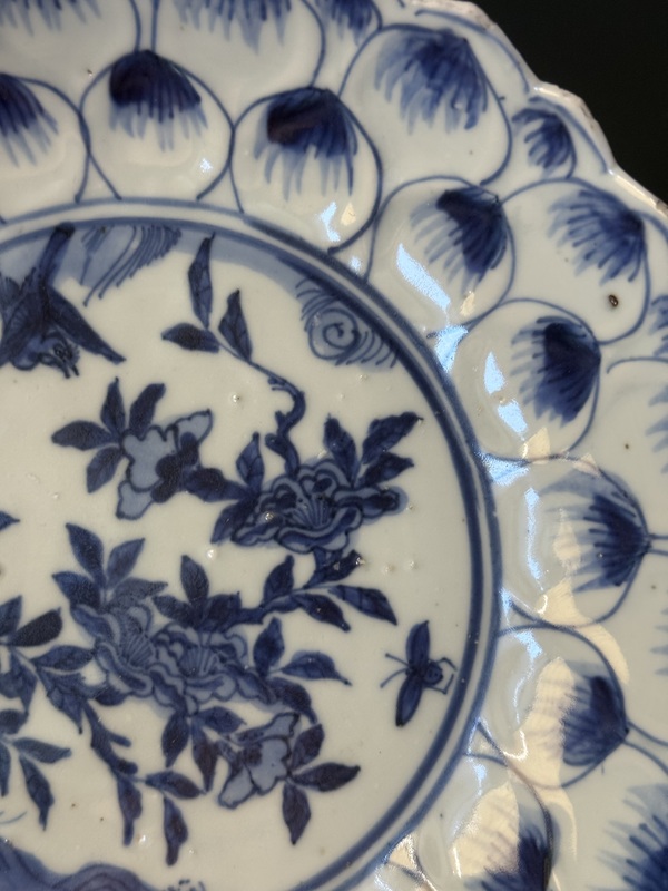 古玩陶瓷晚明·蓮瓣紋花鳥紋細路青花盤，非常少見拍賣，當前價格2000元