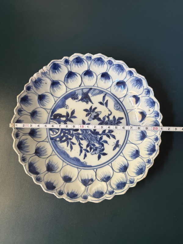 古玩陶瓷晚明·蓮瓣紋花鳥紋細路青花盤，非常少見拍賣，當前價格2000元
