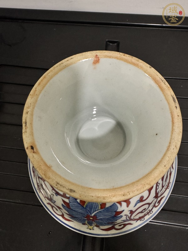 古玩陶瓷花卉紋斗彩高足碗真品鑒賞圖