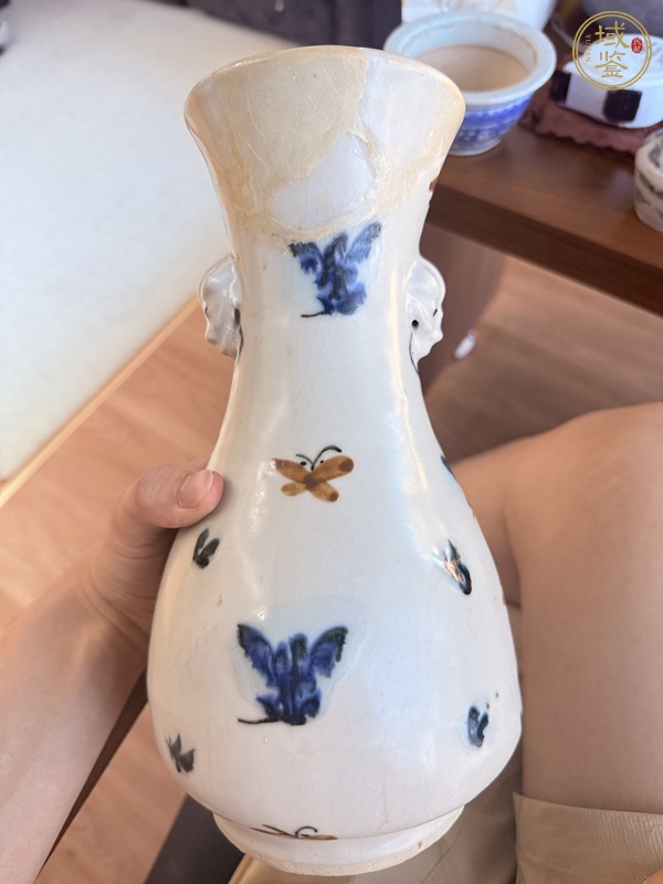 古玩陶瓷花蝶紋哥釉地青花瓶真品鑒賞圖