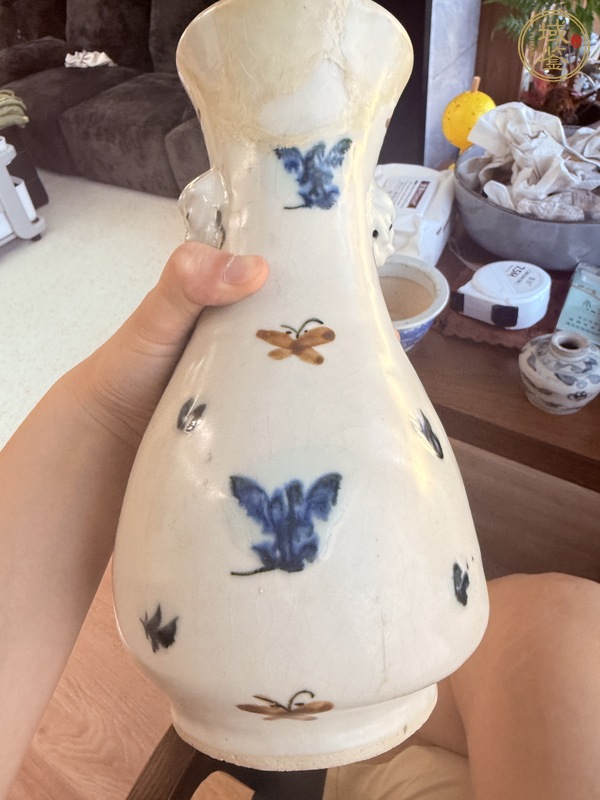 古玩陶瓷花蝶紋哥釉地青花瓶真品鑒賞圖