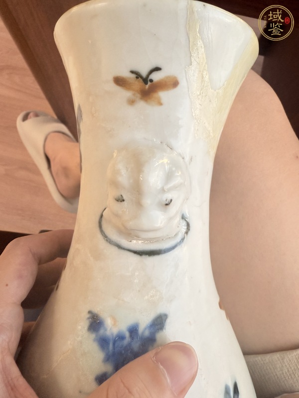 古玩花蝶紋哥釉地青花瓶真品鑒賞圖