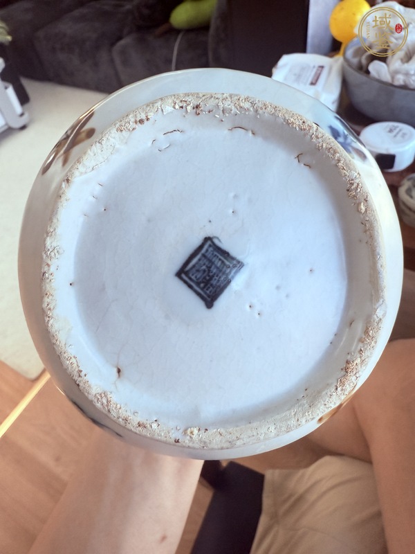 古玩陶瓷花蝶紋哥釉地青花瓶真品鑒賞圖