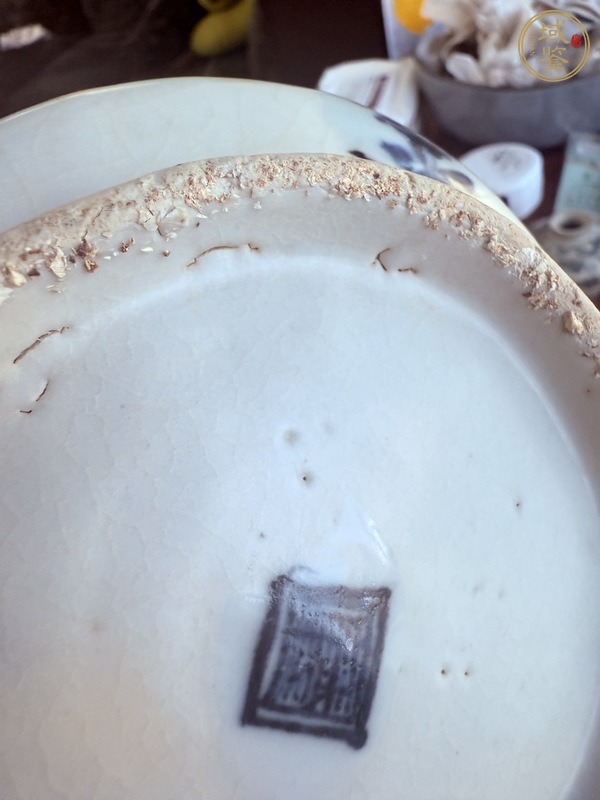 古玩陶瓷花蝶紋哥釉地青花瓶真品鑒賞圖