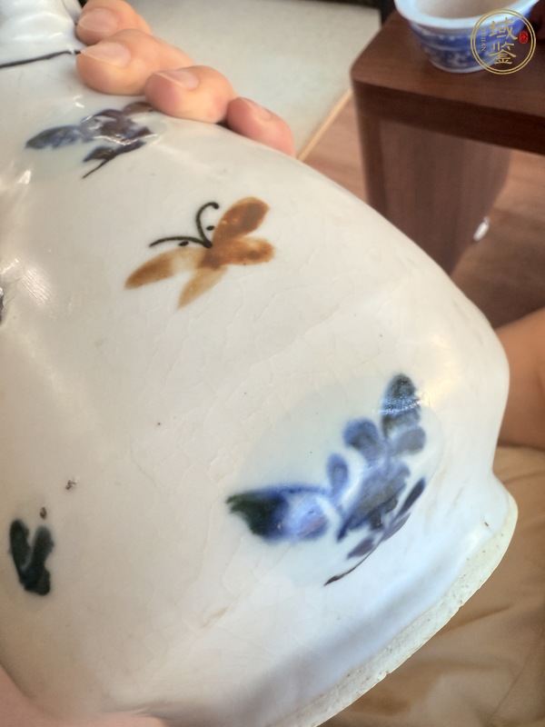 古玩陶瓷花蝶紋哥釉地青花瓶真品鑒賞圖