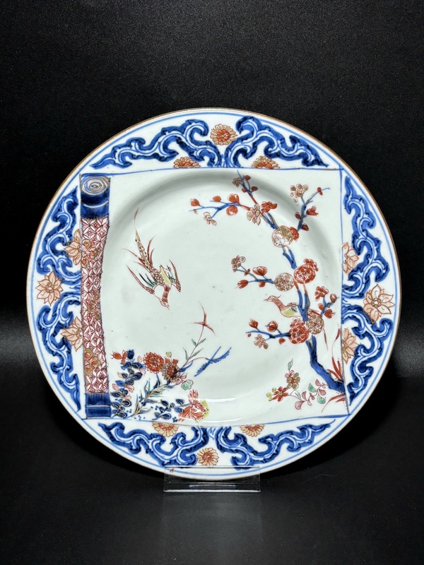 古玩陶瓷【著名出版物同款】清康熙·青花五彩書(shū)卷開(kāi)窗“喜上梅梢”花鳥(niǎo)紋盤(pán)拍賣，當(dāng)前價(jià)格1580元