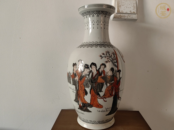 古玩陶瓷礬紅黑彩人物花蘭瓶真品鑒賞圖