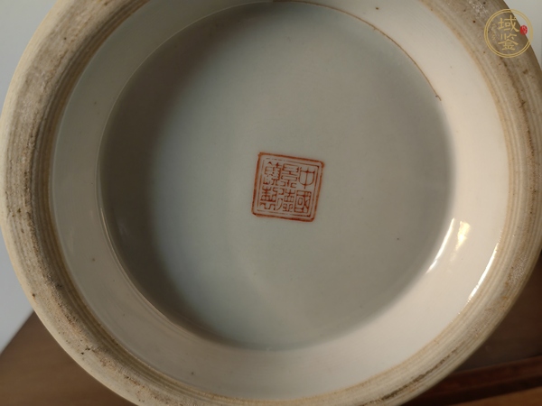 古玩陶瓷礬紅黑彩人物花蘭瓶真品鑒賞圖