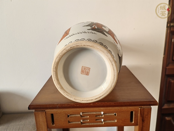 古玩陶瓷礬紅黑彩人物花蘭瓶真品鑒賞圖