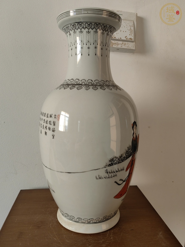 古玩陶瓷礬紅黑彩人物花蘭瓶真品鑒賞圖