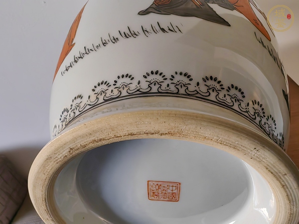 古玩陶瓷礬紅黑彩人物花蘭瓶真品鑒賞圖
