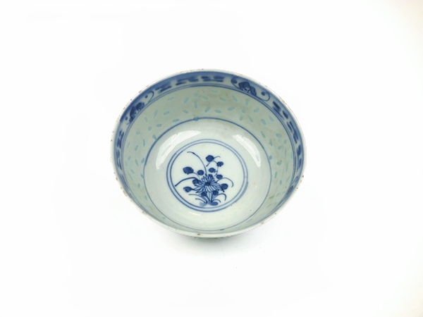 古玩陶瓷清光緒·青花云蝠紋玲瓏碗拍賣，當前價格99元