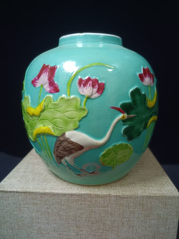 古玩轉(zhuǎn)賣（全品）清末民初松石綠地粉彩堆塑一鷺蓮升罐高13cm拍賣，當(dāng)前價(jià)格0元
