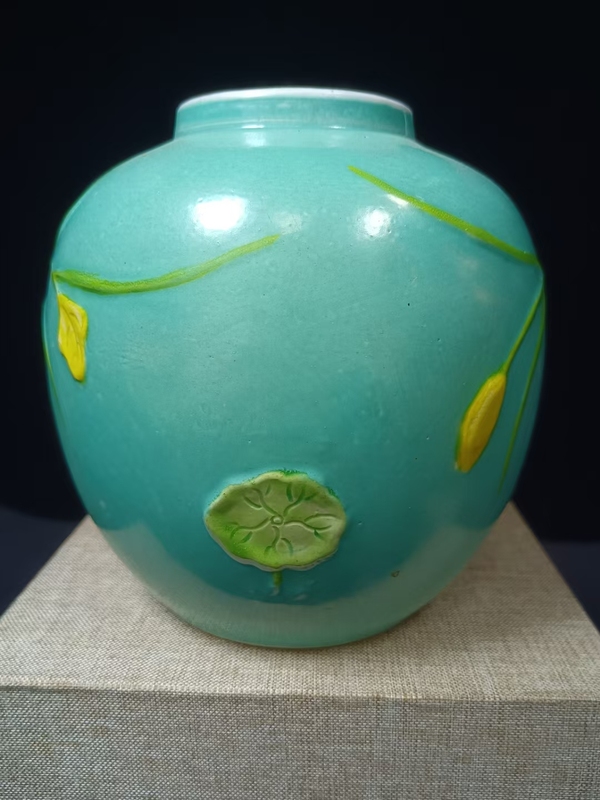 古玩陶瓷（全品）清末民初松石綠地粉彩堆塑一鷺蓮升罐高13cm拍賣，當前價格1688元