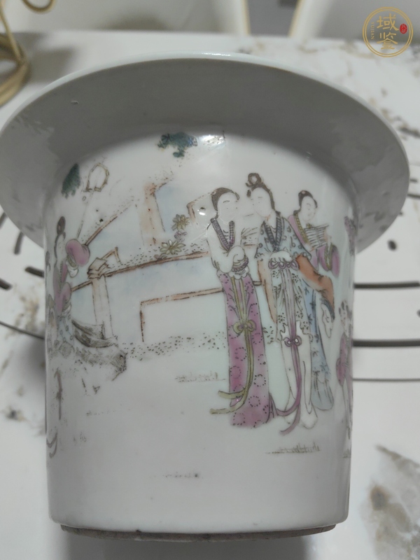 古玩陶瓷粉彩人物花盆真品鑒賞圖