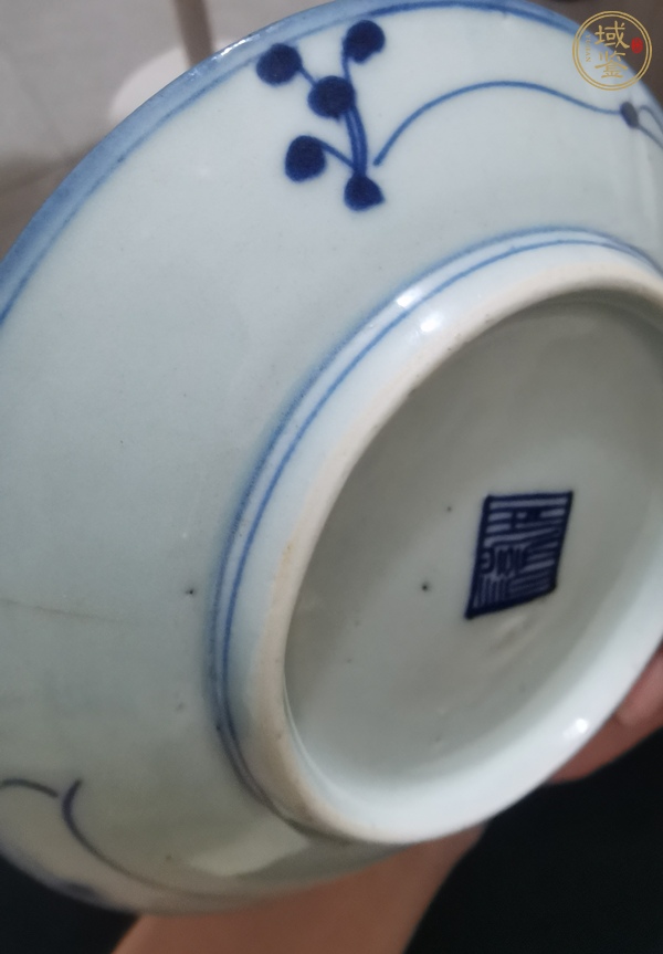 古玩陶瓷花卉紋青花盤真品鑒賞圖
