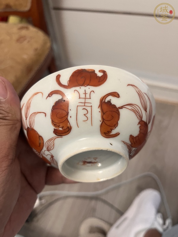 古玩陶瓷礬紅福壽紋茶碗真品鑒賞圖