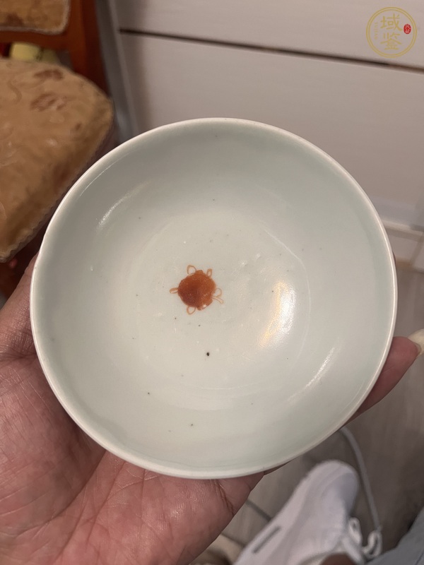 古玩陶瓷礬紅福壽紋茶碗真品鑒賞圖