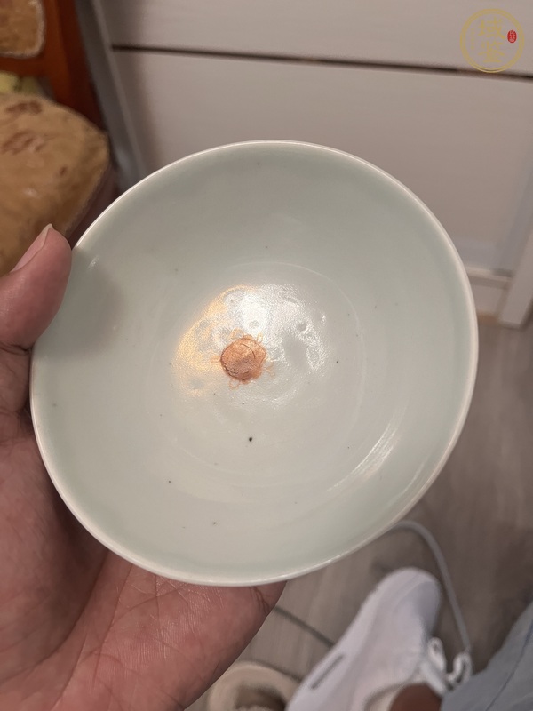 古玩陶瓷礬紅福壽紋茶碗真品鑒賞圖