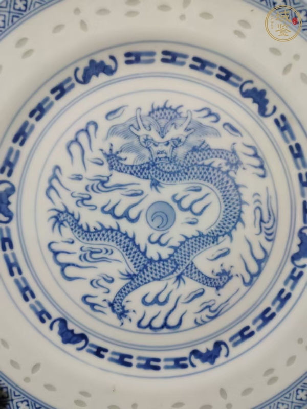 古玩陶瓷正面龍紋玲瓏瓷青花盤真品鑒賞圖