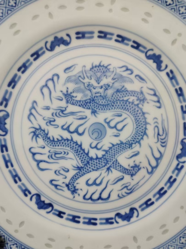 古玩陶瓷（全美品）解放初青花龍紋玲瓏盤拍賣，當前價格680元