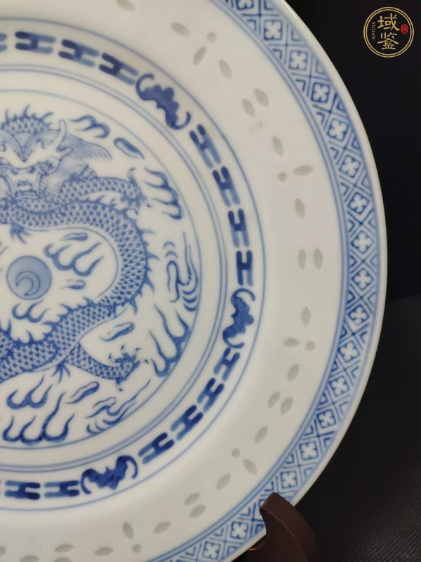 古玩陶瓷正面龍紋玲瓏瓷青花盤真品鑒賞圖