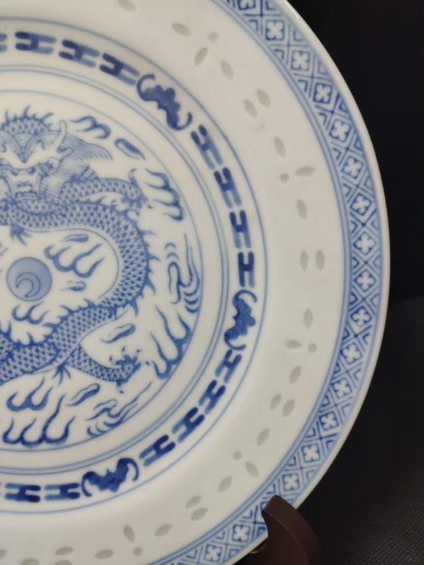 古玩陶瓷（全美品）解放初青花龍紋玲瓏盤拍賣，當前價格680元