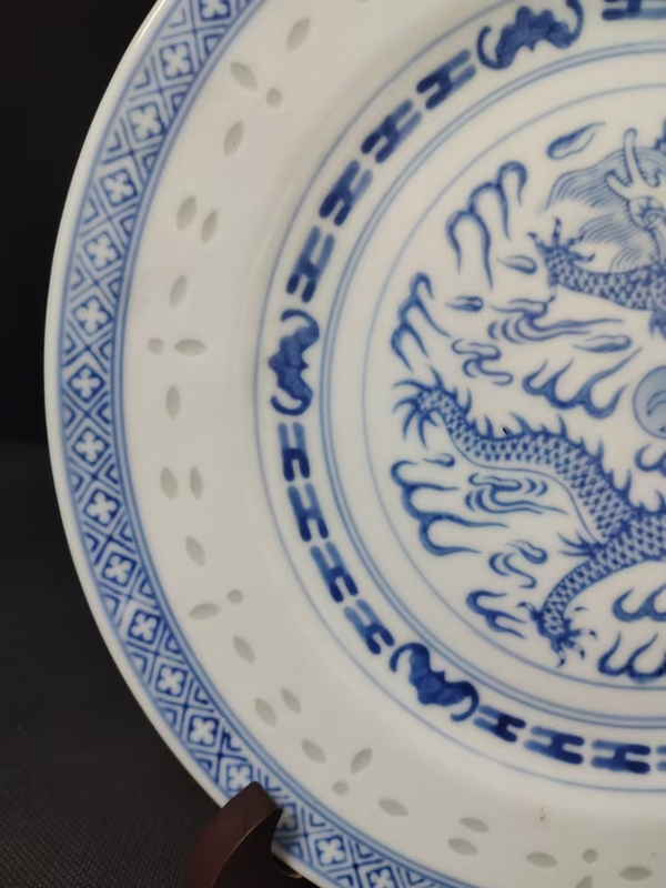 古玩陶瓷（全美品）解放初青花龍紋玲瓏盤拍賣，當前價格680元
