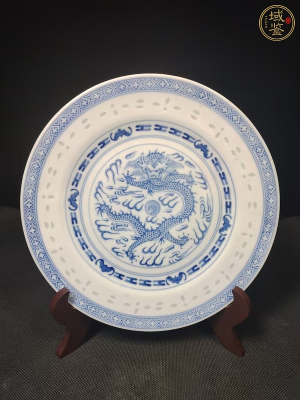 古玩陶瓷正面龍紋玲瓏瓷青花盤真品鑒賞圖