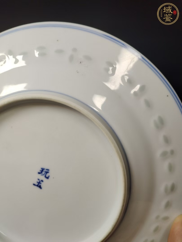 古玩陶瓷正面龍紋玲瓏瓷青花盤真品鑒賞圖