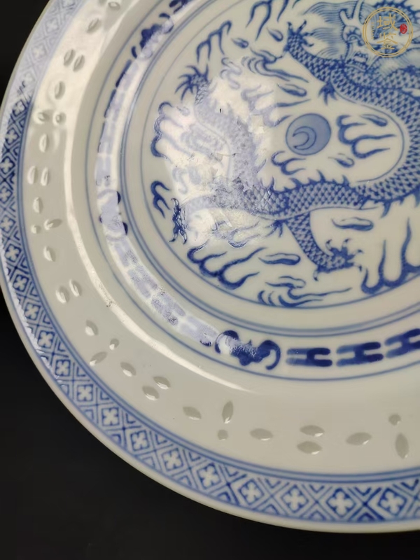 古玩陶瓷正面龍紋玲瓏瓷青花盤真品鑒賞圖