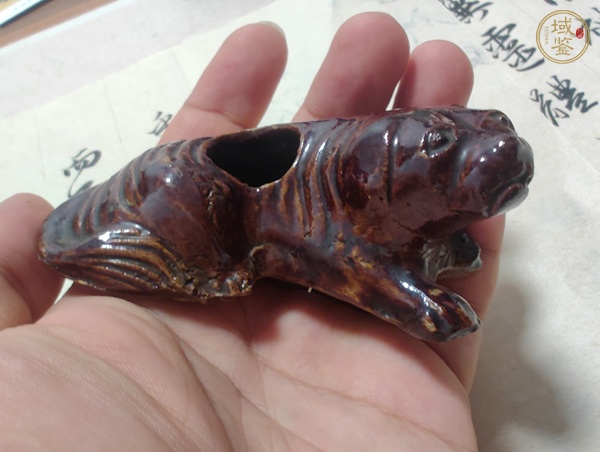 古玩陶瓷褐釉犬型水滴真品鑒賞圖