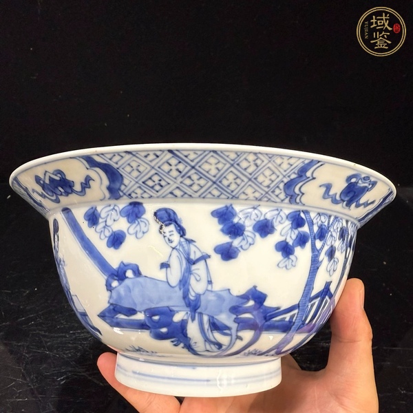 古玩陶瓷仕女嬰戲紋青花折沿碗真品鑒賞圖